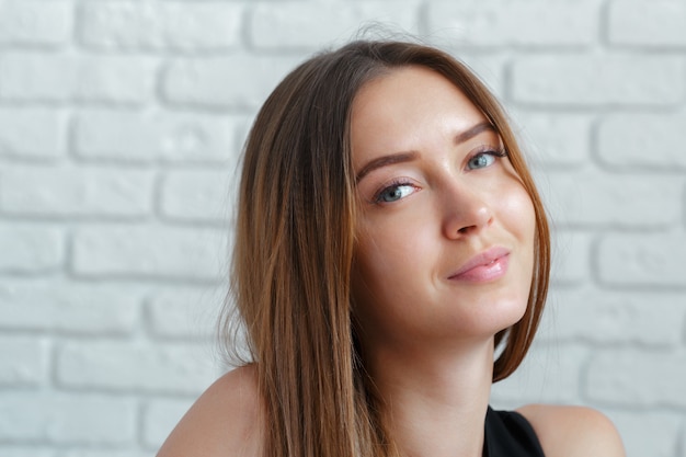 Retrato de una joven bella mujer