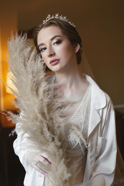 Retrato de una joven y bella novia con flores secas y plumas