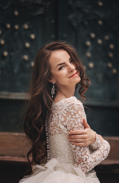 Retrato de una joven y bella novia con un vestido de novia blanco