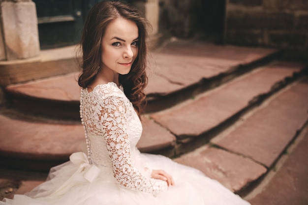 Retrato de una joven y bella novia con un vestido de novia blanco