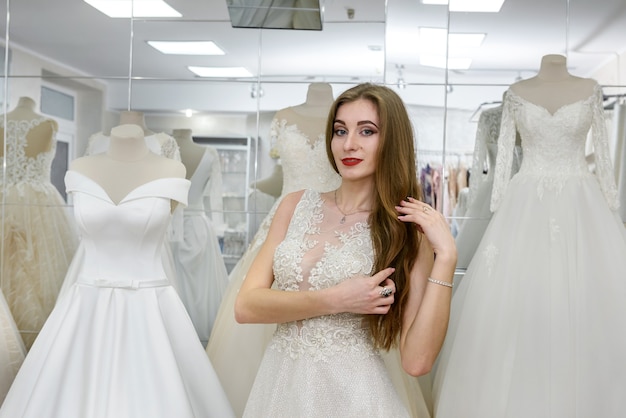 Retrato de joven bella novia en vestido de novia