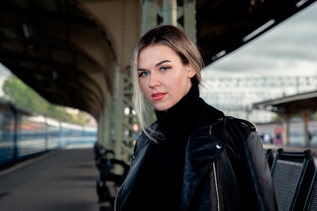 Retrato de una joven belleza en la estación de tren