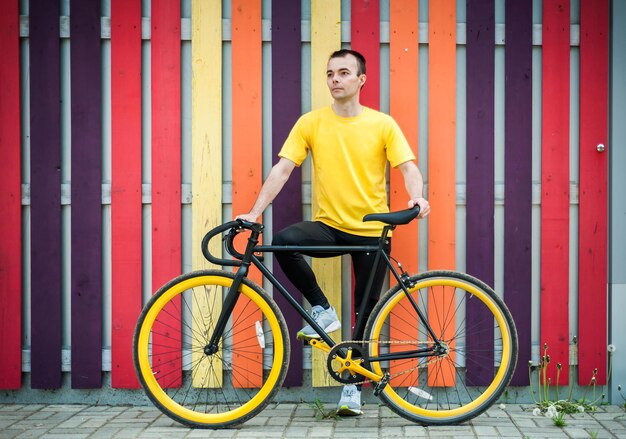 Retrato de un joven con una bicicleta