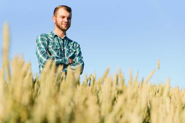 Retrato de un joven biólogo o agrónomo guapo.