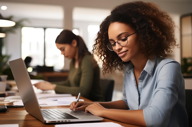 Retrato de una joven biracial tomando notas en su escritorio mientras busca referencias en la computadora portátil Empleados ocupados colaboran en segundo plano IA generativa