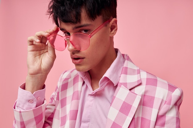 Retrato de un joven blazer a cuadros rosa moda estilo de vida moderno inalterado