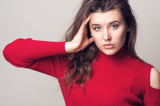 Retrato de una joven en una blusa roja