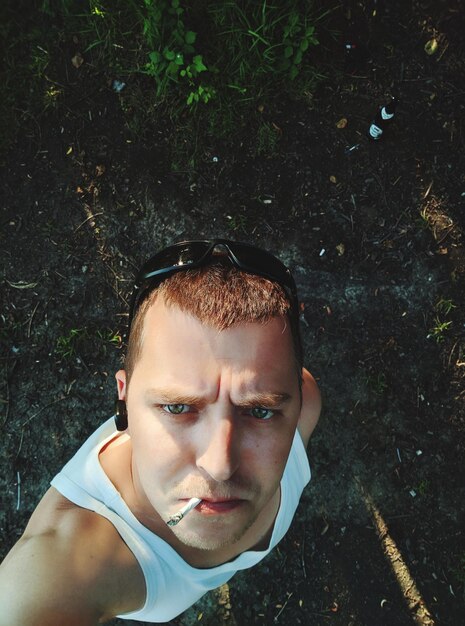 Foto retrato de un joven en el bosque