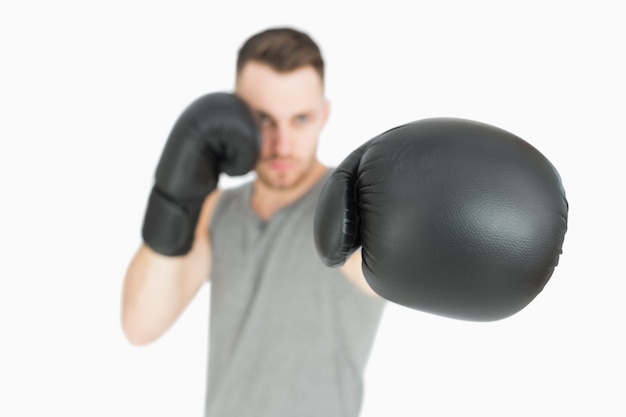 Retrato de joven boxeador macho de perforación