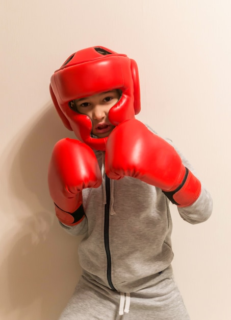 Retrato de joven boxeador sobre fondo beige deporte