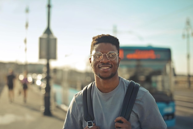 retrato de un joven en la calle