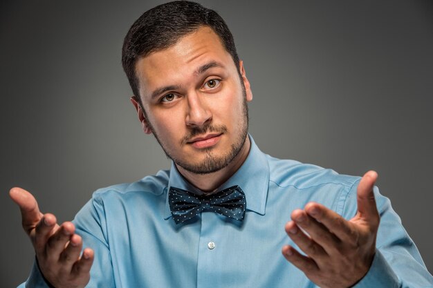 Retrato, joven, en, camisa azul, mirar la cámara