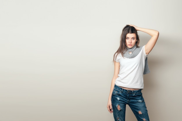 Retrato de una joven en una camisa blanca