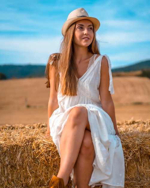 Retrato de un joven campesino en un campo seco