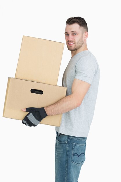 Retrato de joven cansado con cajas de paquete