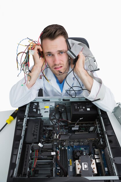 Foto retrato de joven cansado profesional con cables en las manos