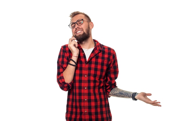 Retrato de un joven casual hablando por teléfono y sonriendo mientras mira a otro lado en algún lugar de la ...