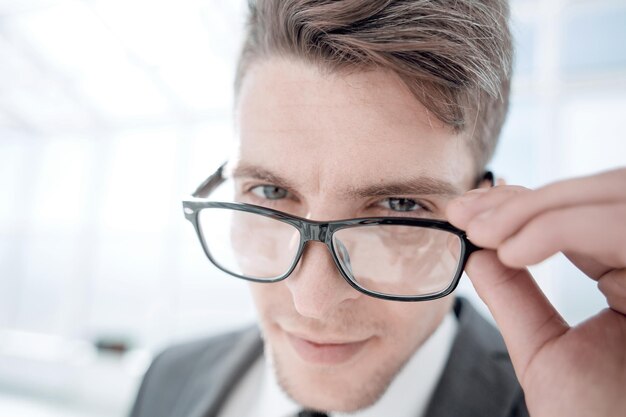 retrato, de, joven, casual, hombre, con, anteojos, sonriente