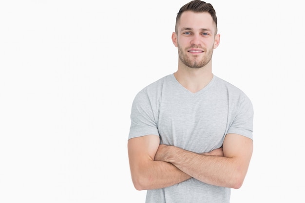 Foto retrato de joven casual de pie con los brazos cruzados