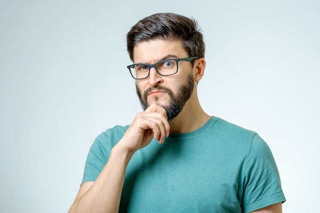 Retrato de un joven casual sobre fondo gris