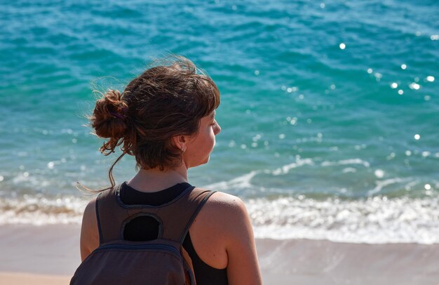 Un retrato de una joven caucásica en la playa en España