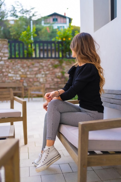 Retrato de una joven caucásica sentada en la terraza de un restaurante