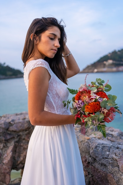 Retrato de joven caucásica en un vestido de novia blanco