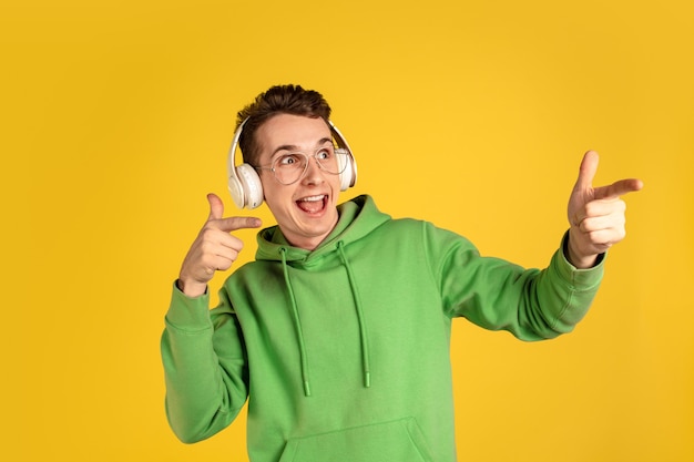 Retrato de joven caucásico aislado sobre fondo amarillo studio