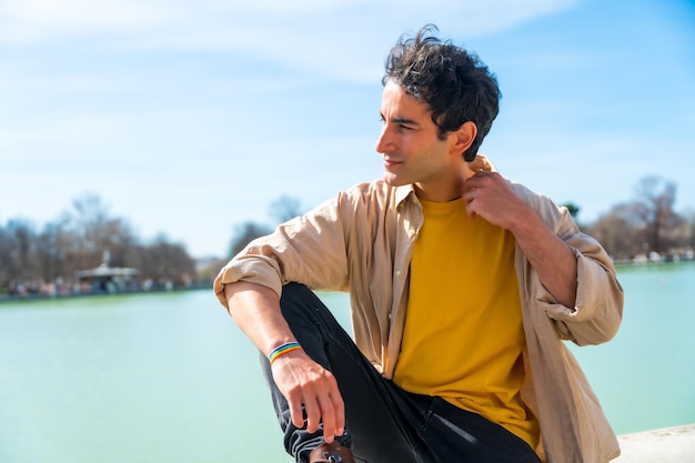 Retrato de un joven caucásico de verano en un lago de la ciudad disfrutando del verano de vacaciones