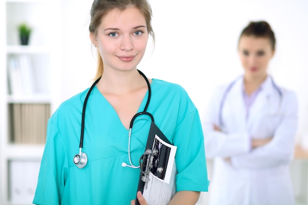 Retrato de una joven cirujana en un hospital.