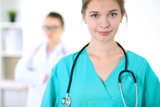 Retrato de una joven cirujana en un hospital.