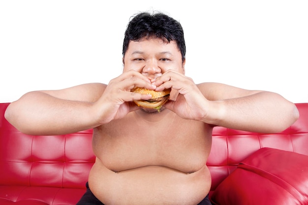 Foto retrato de un joven comiendo comida