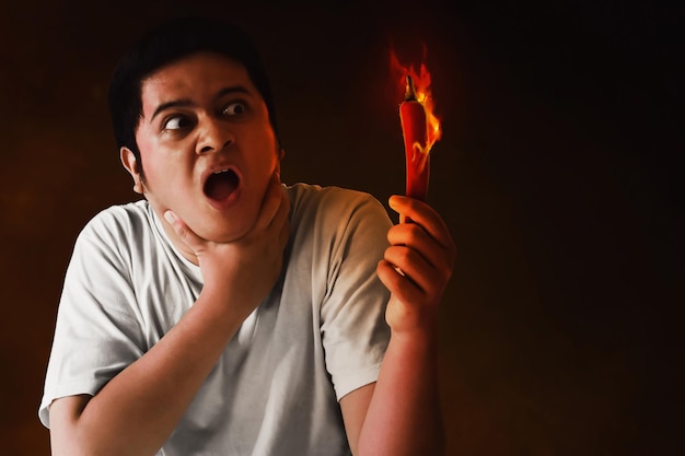 Retrato de un joven comiendo pimienta