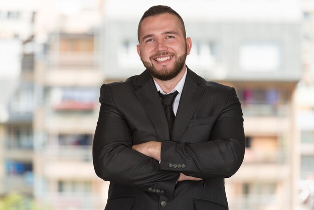 Foto retrato, de, joven, construcción, director, con, armamentos cruzaron