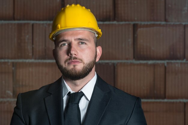 retrato, de, joven, construcción, director, con, armamentos cruzaron