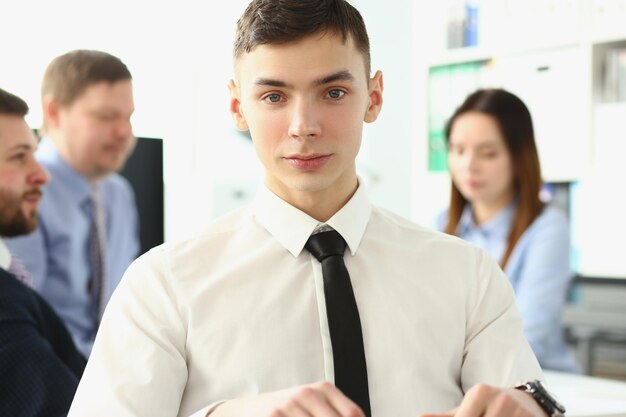 Retrato de un joven consultor de negocios profesional mirando con confianza a la cámara