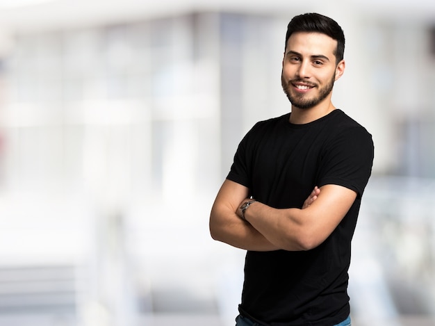 Retrato de un joven contra un fondo brillante