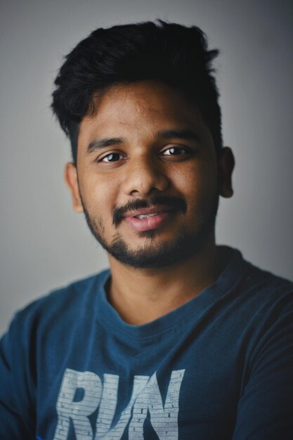 Retrato de un joven contra un fondo gris