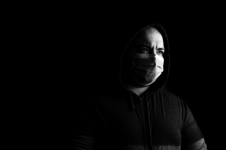 Foto retrato de un joven contra un fondo negro