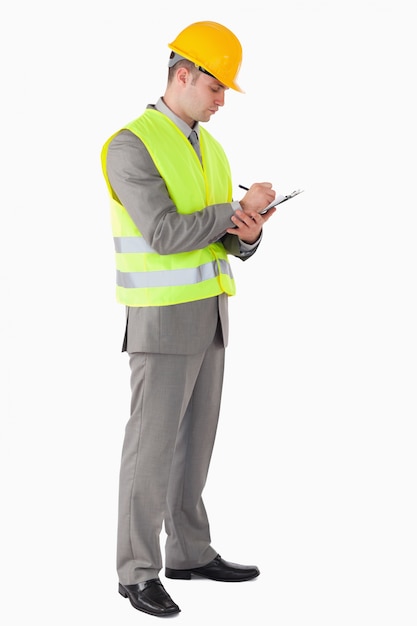 Retrato de un joven contratista tomando notas