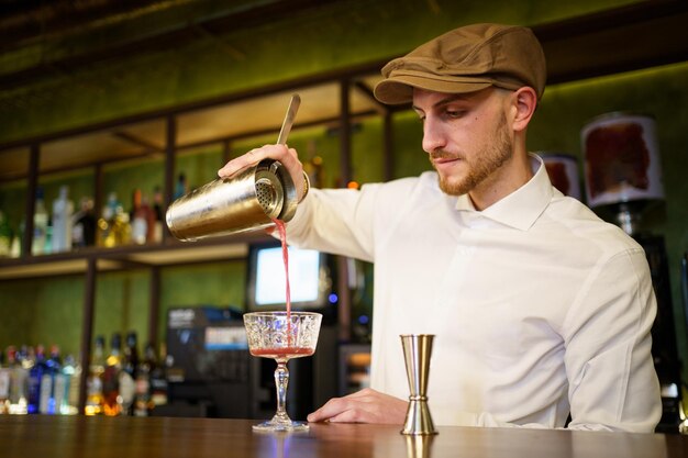 Foto retrato de un joven con una copa de vino