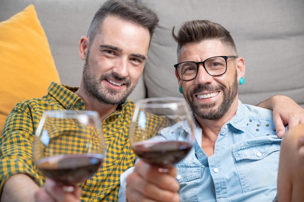 Retrato de un joven con una copa de vino