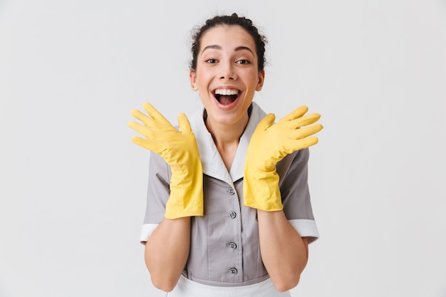 Retrato de una joven criada emocionada vestida de uniforme