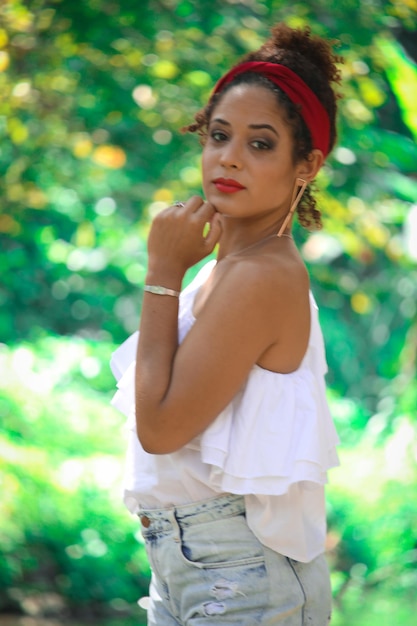 Retrato de una joven cubana al aire libre