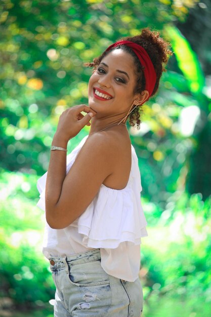 Retrato de una joven cubana al aire libre