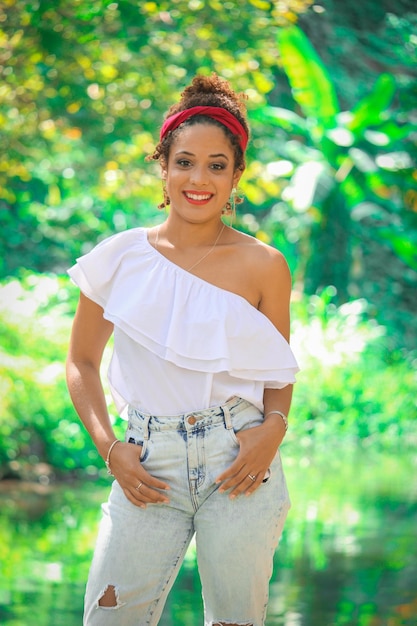 Retrato de una joven cubana al aire libre