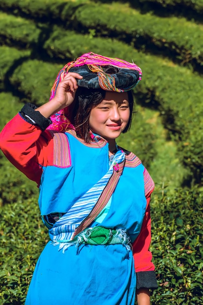 Foto retrato joven dama asiática akha tribu