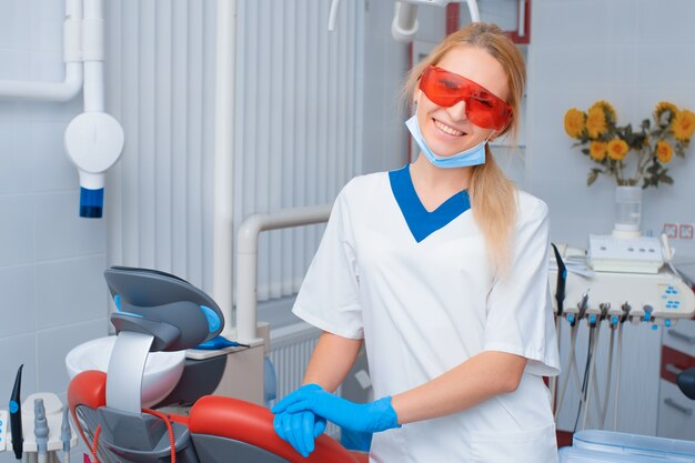 Retrato de una joven dentista en la oficina