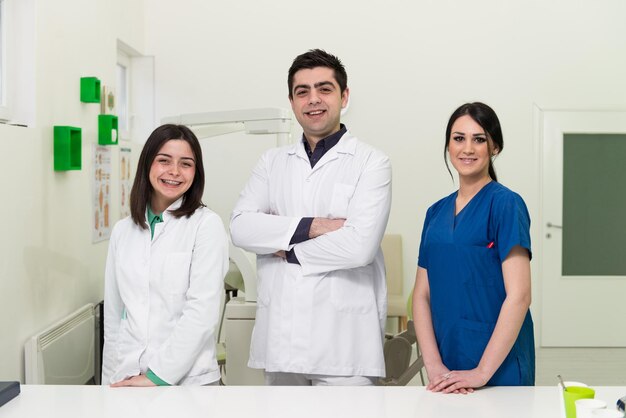 Retrato De Un Joven Dentista Y Su Hermosa Asistente En La Oficina Con Equipo