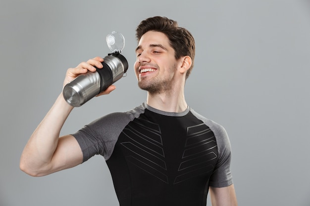 Retrato de un joven deportista sonriente